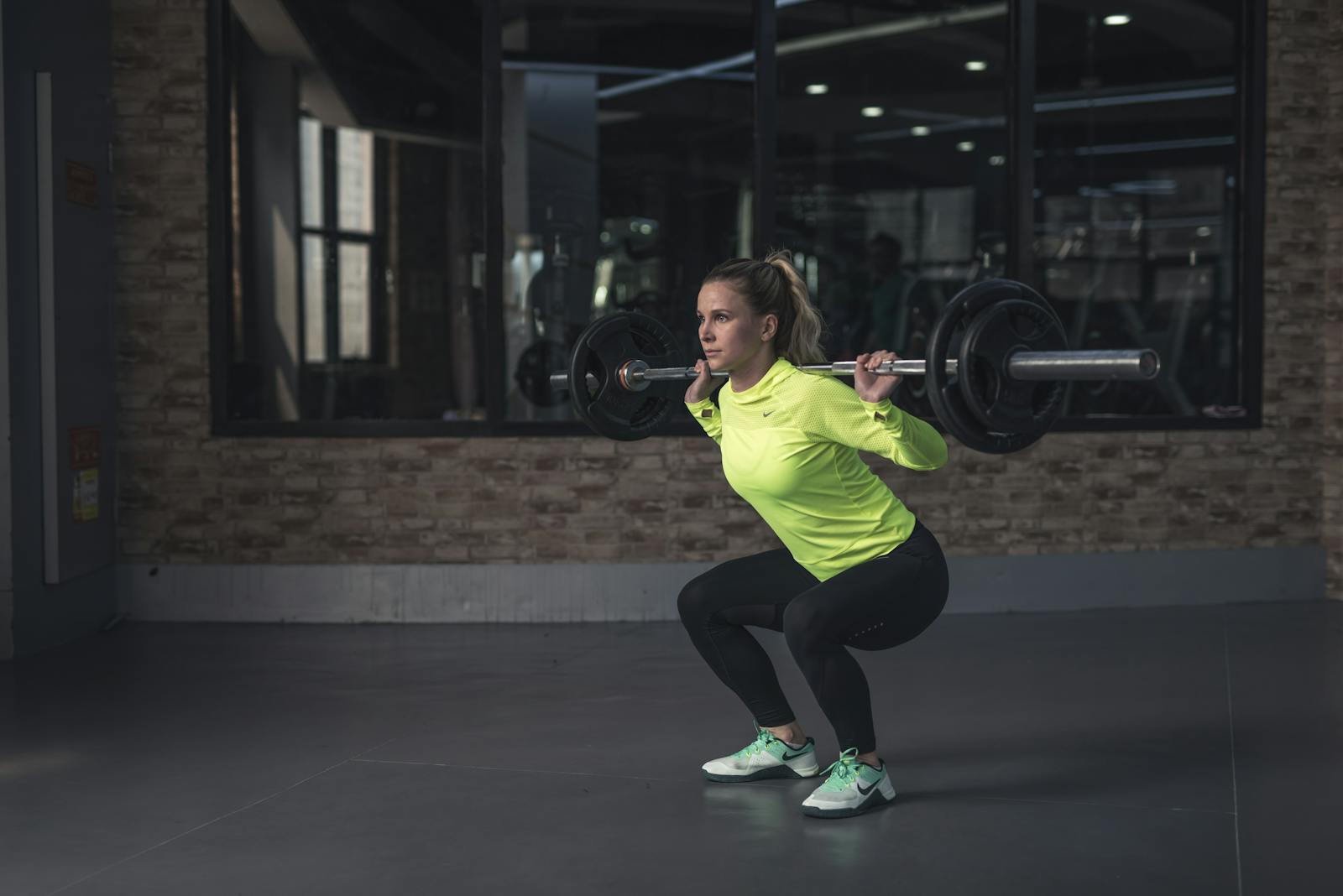 Can squats with high reps and low weight lead to an increase in thigh size?