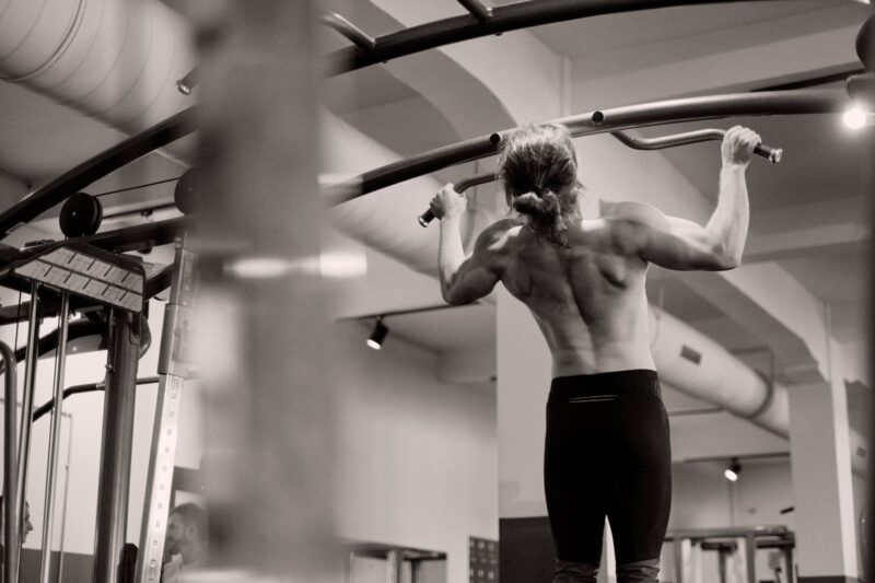 How to Get a V-Taper Body at Home or in the Gym?